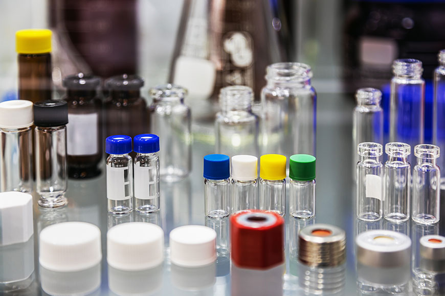 Innovazione nel Packaging di Laboratorio: Il Ruolo Cruciale del Rivestimento Freddo per Flaconi in Vetro nell'Analisi Chimica
